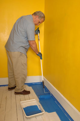 كيفية طلاء الأرضيات الخشبية