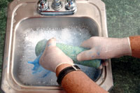 كيفية تنظيف طلاء اللاتكس من أغطية الأسطوانة والأقفاص