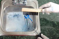 كيفية تنظيف طلاء اللاتكس من أغطية الأسطوانة والأقفاص