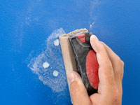 كيفية إصلاح الملوثات العضوية الثابتة في الجدران والأسقف