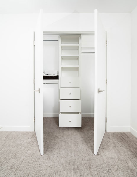 كيفية تحسين مساحة خزانة ملابسك