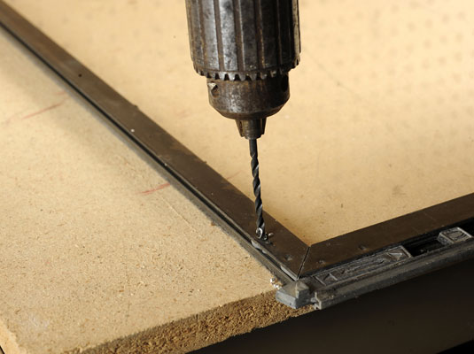 كيفية استبدال جزء زجاجي في إطار L-Bracket Metal-frame Window