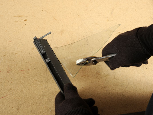 كيفية استبدال جزء زجاجي في إطار L-Bracket Metal-frame Window