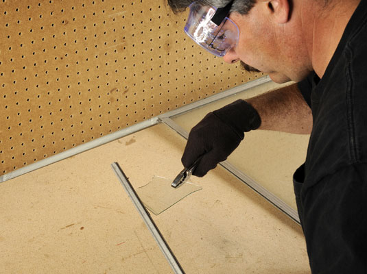 كيفية استبدال جزء زجاجي في نافذة انزلاقية