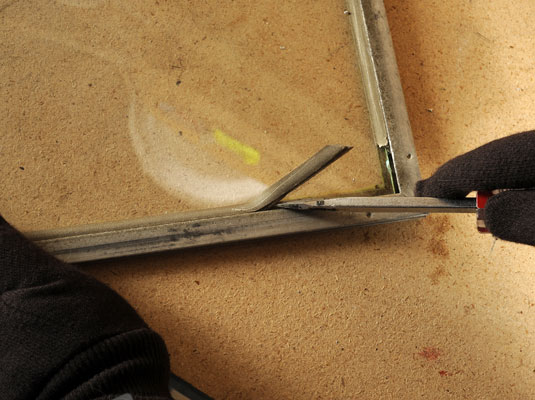 كيفية استبدال لوح زجاجي مكسور في نافذة عاصفة معدنية