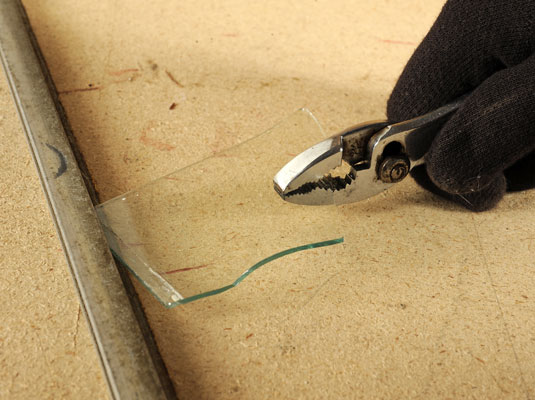 كيفية استبدال لوح زجاجي مكسور في نافذة عاصفة معدنية