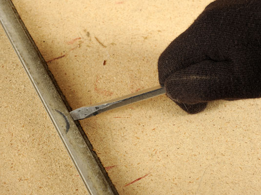 كيفية استبدال لوح زجاجي مكسور في نافذة عاصفة معدنية