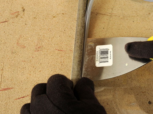 كيفية استبدال لوح زجاجي مكسور في نافذة عاصفة معدنية