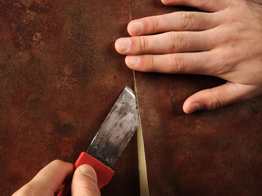 كيفية إعادة ربط طبقات وحواف ورق الحائط السائبة