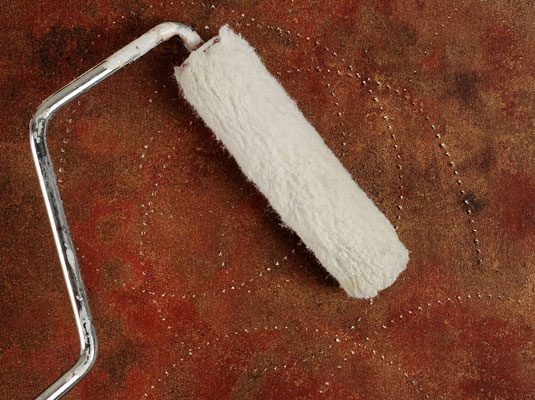 كيفية خلع ورق الحائط من دريوال بالنقع والكشط