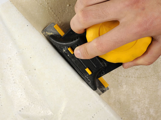 كيفية خلع ورق الحائط من دريوال بالنقع والكشط