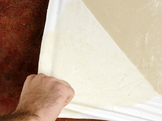 كيفية خلع ورق الحائط من دريوال بالنقع والكشط