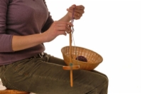 كيفية صنع اثنين من خيوط الغزل على مغزل اليد