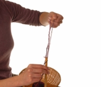 كيفية صنع اثنين من خيوط الغزل على مغزل اليد