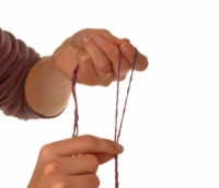 كيفية صنع اثنين من خيوط الغزل على مغزل اليد