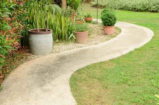 عناصر Hardscape المشتركة لحديقتك الصديقة للدجاج