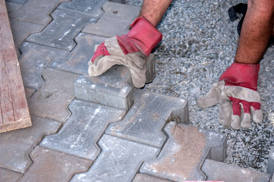 عناصر Hardscape المشتركة لحديقتك الصديقة للدجاج