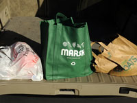 الجواب الأخضر للورق مقابل الأكياس البلاستيكية