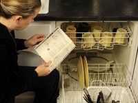 الحفاظ على الطاقة أثناء استخدام غسالة الأطباق