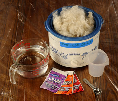ألياف الصباغة باستخدام Kool-Aid في قدر الطهي البطيء
