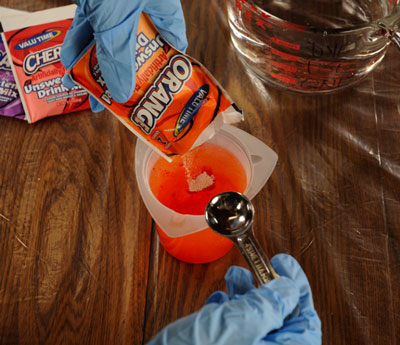 ألياف الصباغة باستخدام Kool-Aid في قدر الطهي البطيء