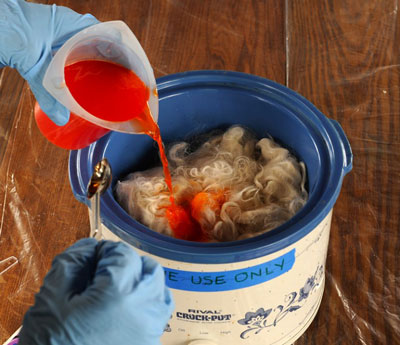 ألياف الصباغة باستخدام Kool-Aid في قدر الطهي البطيء