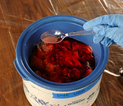 ألياف الصباغة باستخدام Kool-Aid في قدر الطهي البطيء