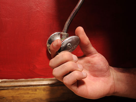 كيفية إزالة انسداد المرحاض بالمكبس