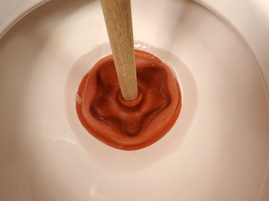 كيفية إزالة انسداد المرحاض بالمكبس