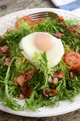 سلطة الهندباء المجعد والبيض المسلوق مع لحم الخنزير المقدد Vinaigrette (Salade FrisÃ © e aux Lardons)